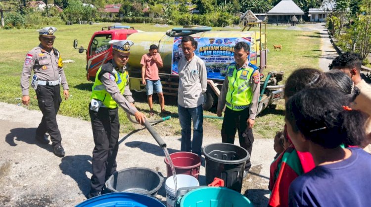 Sat Lantas Polres Ngada Salurkan 30.000 Liter Air Bersih kepada Warga Desa Naru