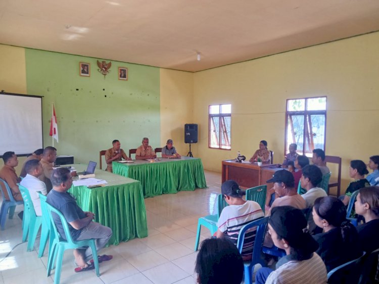 HADIR DI MUSYAWARAH DESA, BHABINKAMTIBMAS POLSEK AIMERE POLRES NGADA AJAK WARGA WASPADA GEMPA DAN JAGA KAMTIBMAS ‎
