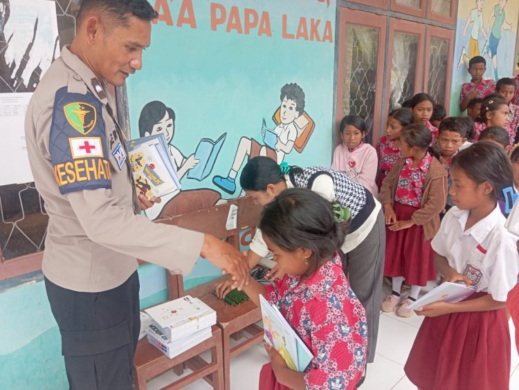 Polres Ngada Bantu Korban Gempa dengan Perlengkapan Belajar dan Layanan Kesehatan