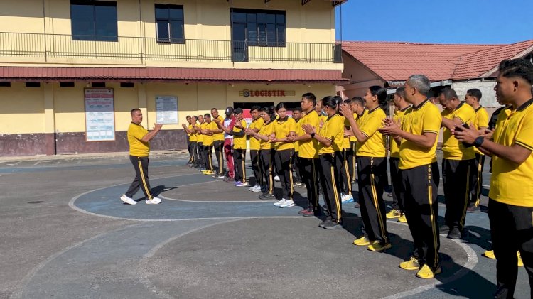 Tubuh Sehat, Tugas Maksimal! Wakapolres Ngada Pimpin Olahraga Bersama Personel