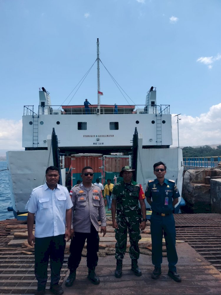 POLSEK AIMERE POLRES NGADA PASTIKAN AKTIVITAS PELABUHAN AIMERE BERLANGSUNG AMAN, BONGKAR MUAT DAN KEBERANGKATAN KAPAL LANCAR ‎