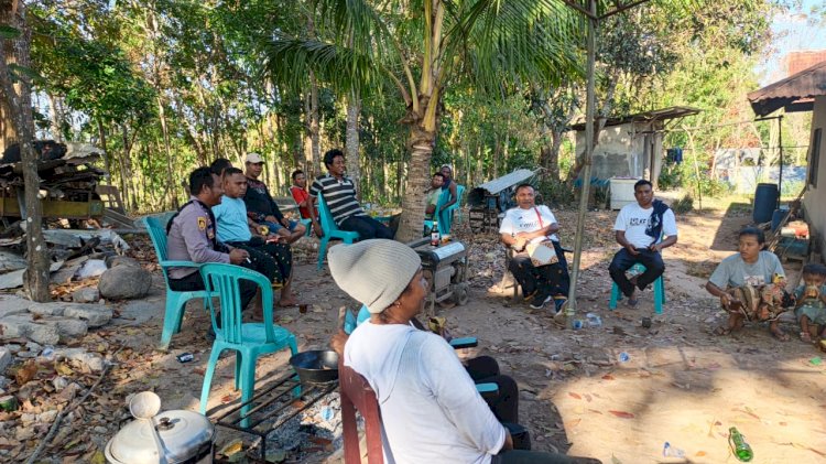 Bhabinkamtibmas Polsek Riung Polres Ngada Sambangi Warga Terdampak Gempa di Riung Barat