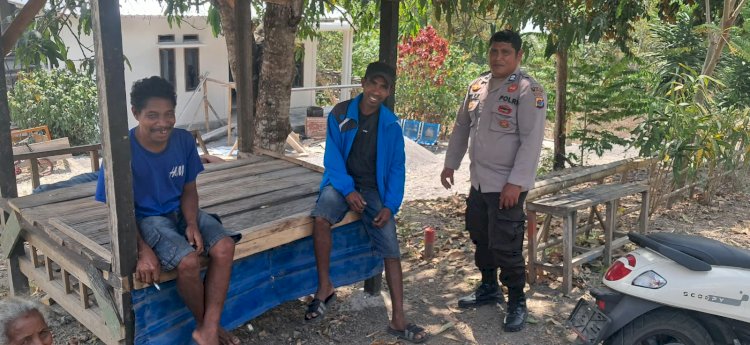 Pastikan Warga Aman Pascagempa, Bhabinkamtibmas Nginamanu Turun Langsung cek Warga binaan