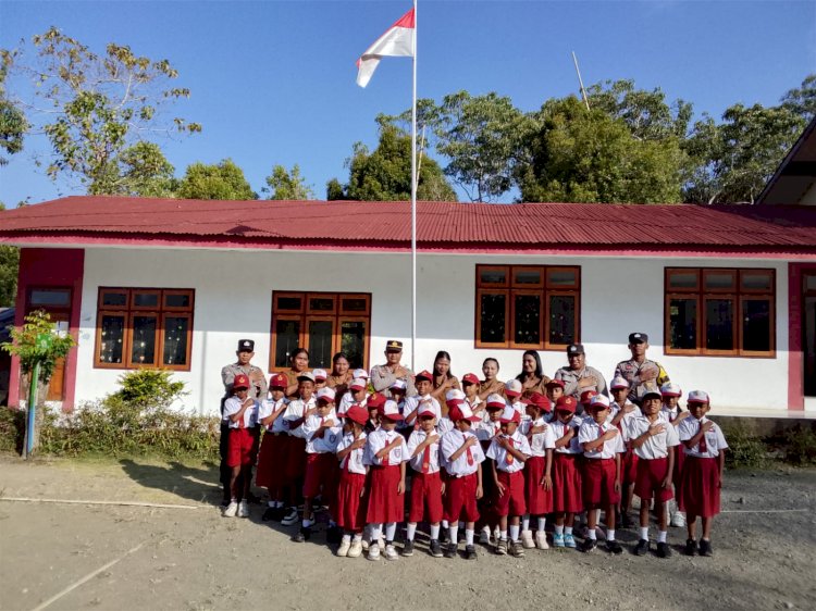 Tanamkan Karakter Sejak Dini, Sat Binmas Polres Ngada Edukasi Siswa SDN Mojongange dan Bagikan Perlengkapan Sekolah