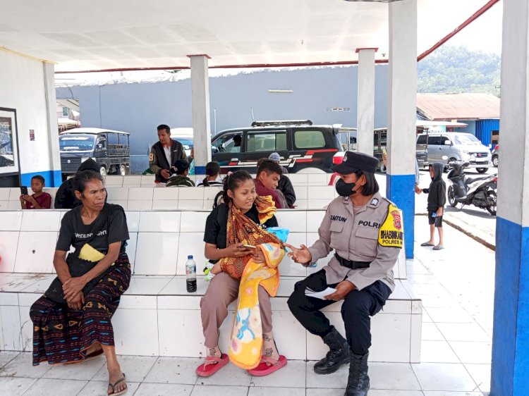 Patroli Sambang di Terminal Bajawa, Bhabinkamtibmas Polres Ngada Ajak Warga Jaga Kamtibmas dan Bijak Bermedia