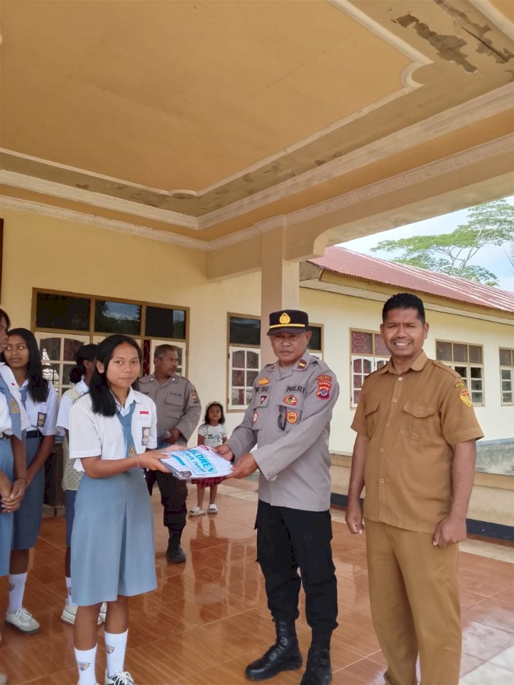 Peduli Pelajar Pascagempa, Polres Ngada Salurkan Bantuan Seragam untuk Siswa SMAK Thomas Aquino Mataloko