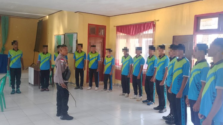 Cegah Perkelahian dan Bolos Sekolah, Bhabinkamtibmas Golewa Beri Pembinaan kepada 14 Pelajar