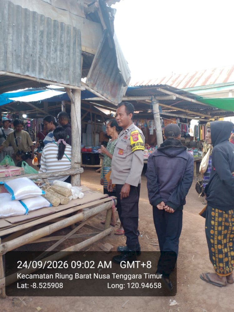 Pantau Harga Sembako dan Kamtibmas di Pasar Riung Barat, Bhabinkamtibmas Ingatkan Warga Waspada Gempa Susulan