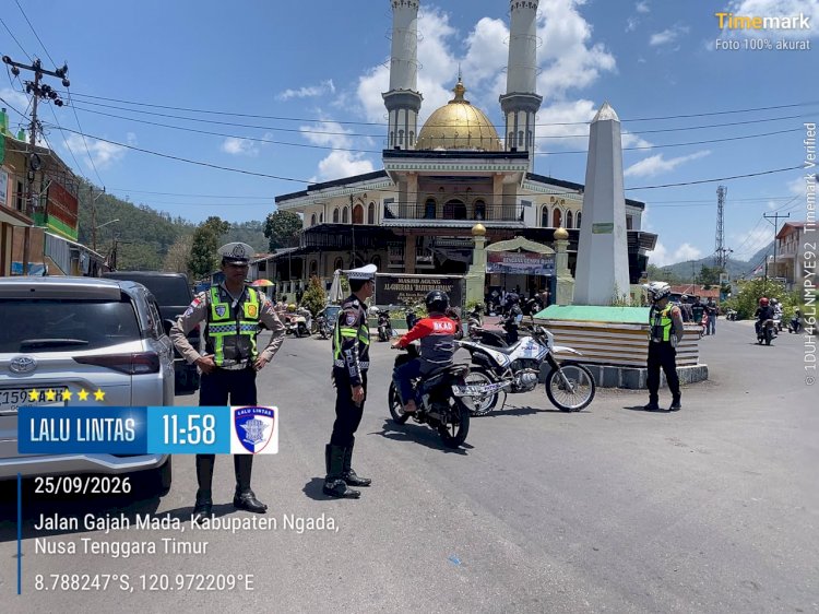 Pastikan Sholat Jumat Aman dan Lancar, Satlantas Polres Ngada Amankan Arus Lalu Lintas di Masjid Agung Bajawa ‎