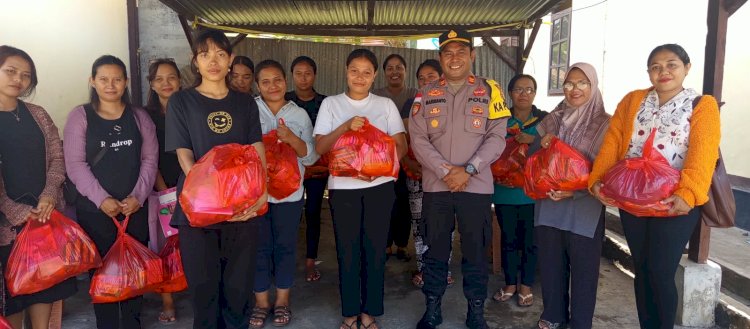 Wujud Kepedulian Polri Pascagempa, Polres Ngada Salurkan Bantuan untuk Ibu Hamil di Aimere ‎