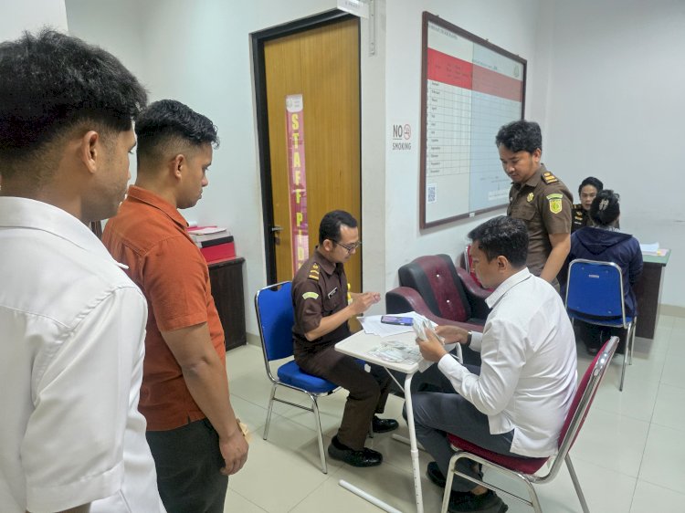 BERKAS LENGKAP, POLRES NGADA SERAHKAN TERSANGKA DAN BARANG BUKTI PERKARA PENCURIAN KE KEJAKSAAN ‎
