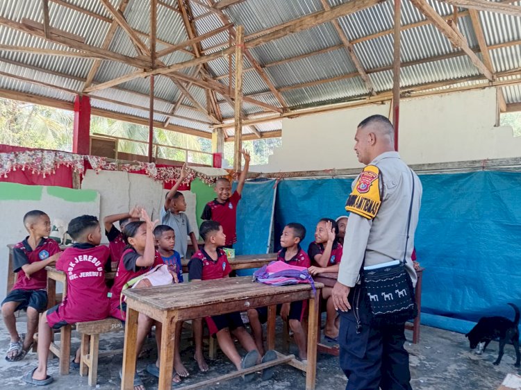 Tanamkan Disiplin Sejak Dini, Bhabinkamtibmas Polsek Aimere Edukasi Siswa SDN Rutojawa tentang Kamtibmas ‎