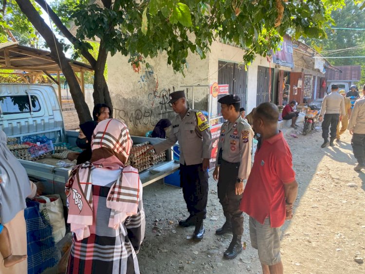 Jaga Stabilitas Harga, Polsek Riung Polres Ngada Pantau Ketersediaan Sembako di Pasar Mingguan