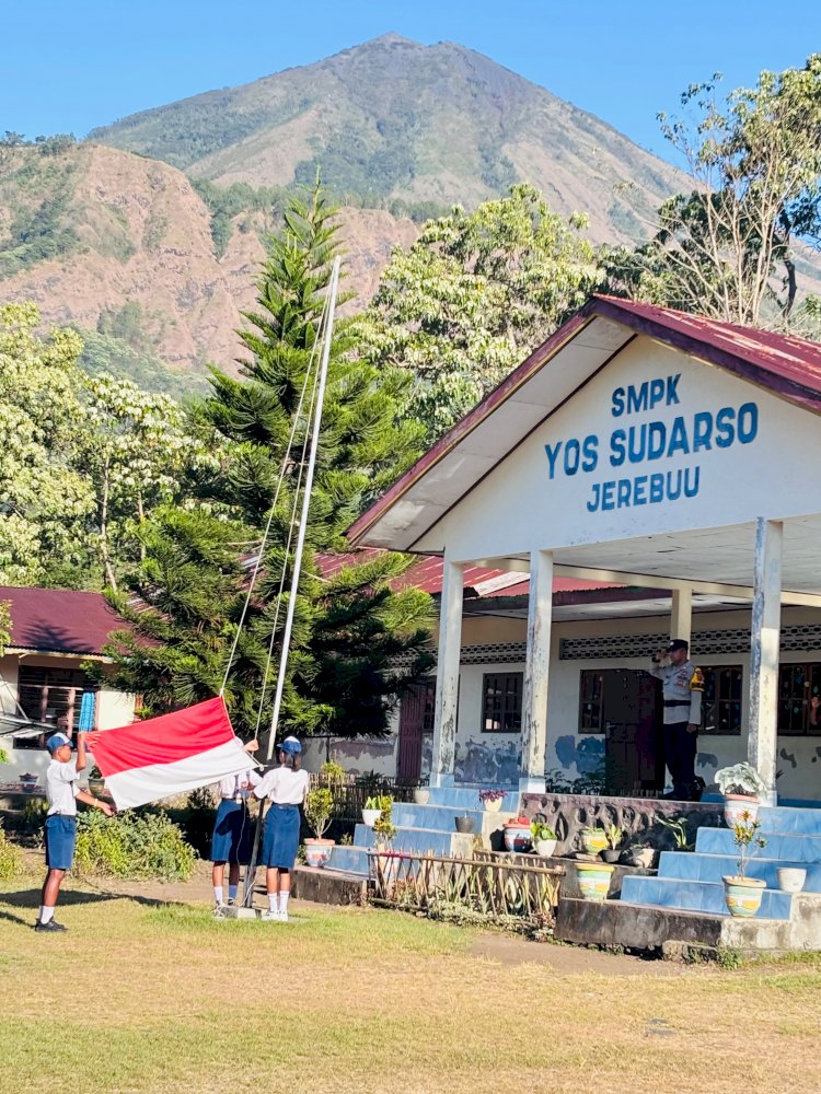 Dari Upacara Bendera, Bhabinkamtibmas Polres Ngada Tanamkan Cinta Tanah Air dan Kesadaran Kamtibmas ‎