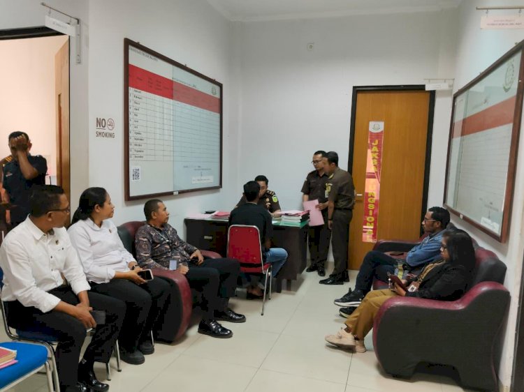 Polres Ngada Serahkan Tersangka dan Barang Bukti Perkara Persetubuhan Anak kepada Kejaksaan Negeri Ngada