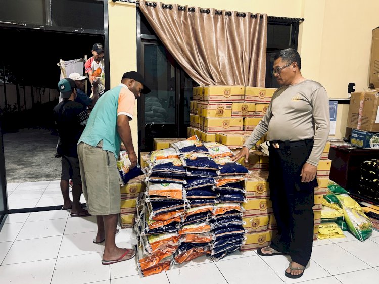 POLRES NGADA TERIMA BANTUAN BHAYANGKARI POLDA PAPUA UNTUK WARGA TERDAMPAK GEMPA DI NGADA