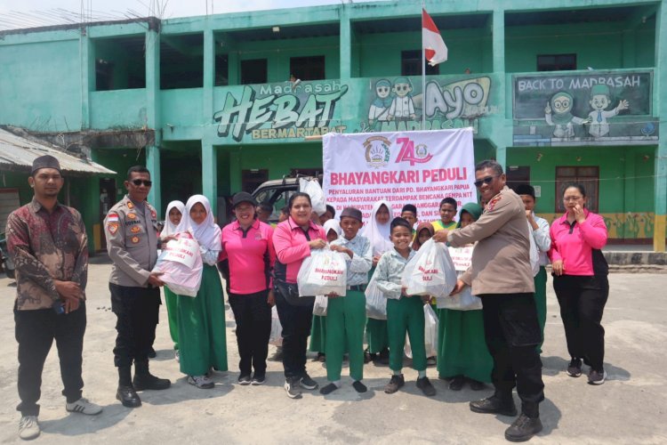 Bhayangkari Daerah Papua Peduli, Kapolres Ngada Salurkan Bantuan untuk Warga Terdampak Gempa Flores