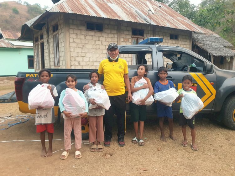 Bhayangkari Daerah Papua Peduli Korban Gempa Flores, Polsek Riung Salurkan 33 Paket Bantuan untuk Warga dan Anak Sekolah