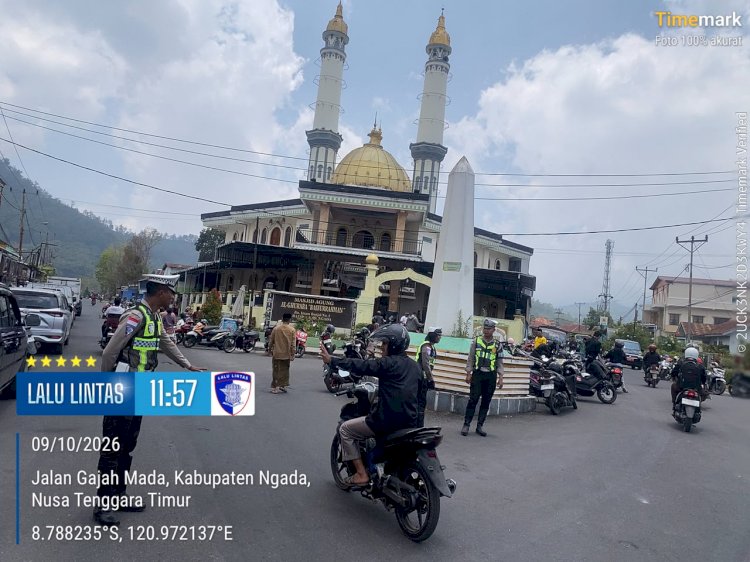 Pelayanan Humanis Polri, Satlantas Polres Ngada Amankan Sholat Jumat dan Tertibkan Arus Lalu Lintas