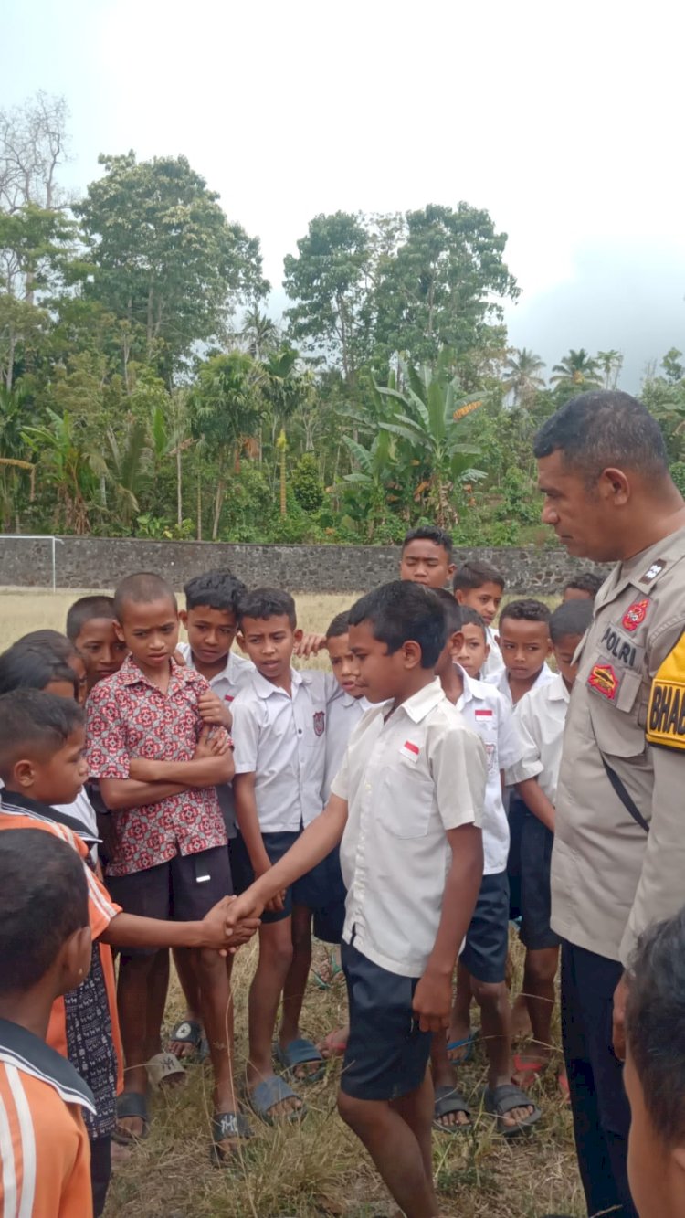 CEGAH PERUNDUNGAN SEJAK DINI, BHABINKAMTIBMAS POLRES NGADA TEKANKAN PERLINDUNGAN ANAK DI SEKOLAH