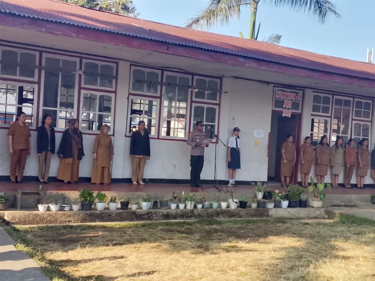 BENTUK KARAKTER GENERASI MUDA, POLRES NGADA TANAMKAN NILAI DISIPLIN DAN ANTI-BULLYING DI SMPN 1 BAJAWA ‎