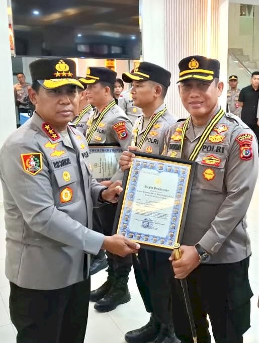Kalemdiklat Polri Beri Penghargaan, Kapolres Ngada Apresiasi Dedikasi Personel dalam Penanganan Pascagempa Flores