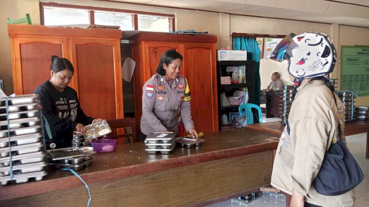 POLRES NGADA PANTAU PENYALURAN MBG BAGI BAYI DAN BALITA DI KELURAHAN NGEDUKELU