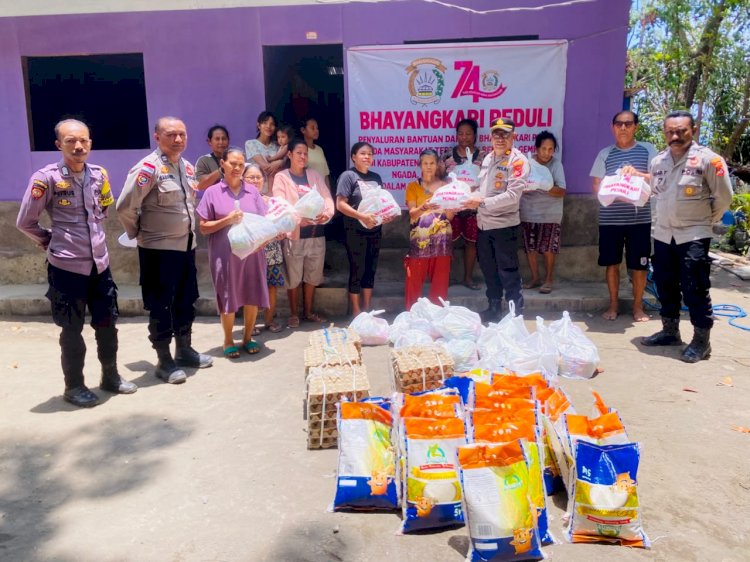 PEDULI KORBAN GEMPA BUMI FLORES, POLSEK AIMERE SALURKAN BANTUAN SEMBAKO DAN PERLENGKAPAN SEKOLAH ‎