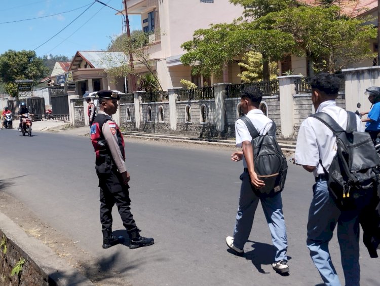 Cegah Kemacetan Saat Jam Pulang Sekolah, Sat Samapta Polres Ngada Hadir Berikan Rasa Aman bagi Pelajar di Bajawa