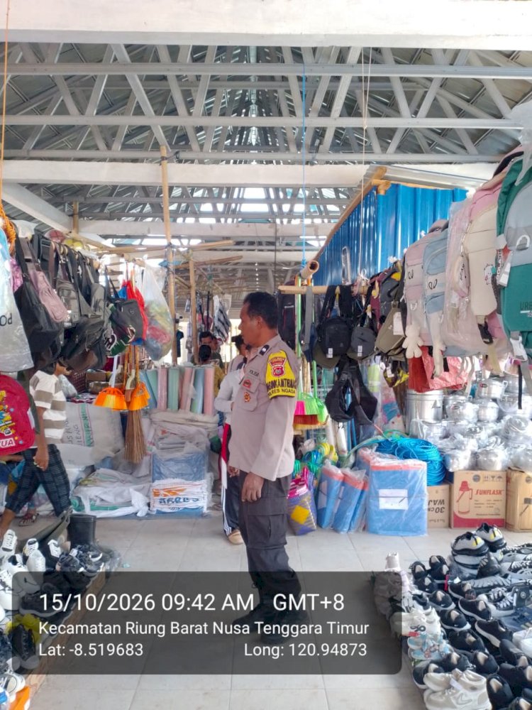 POLSEK RIUNG HADIR DI PASAR MINGGUAN RIUNG BARAT, MONITORING HARGA SEMBAKO DAN AJAK WARGA JAGA KAMTIBMAS