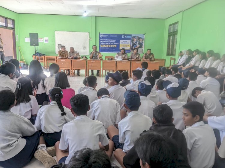 POLISI PEDULI PENDIDIKAN, SATBINMAS POLRES NGADA SOSIALISASIKAN PMB SMA KEMALA TARUNA BHAYANGKARA TAHUN AJARAN 2027/2028