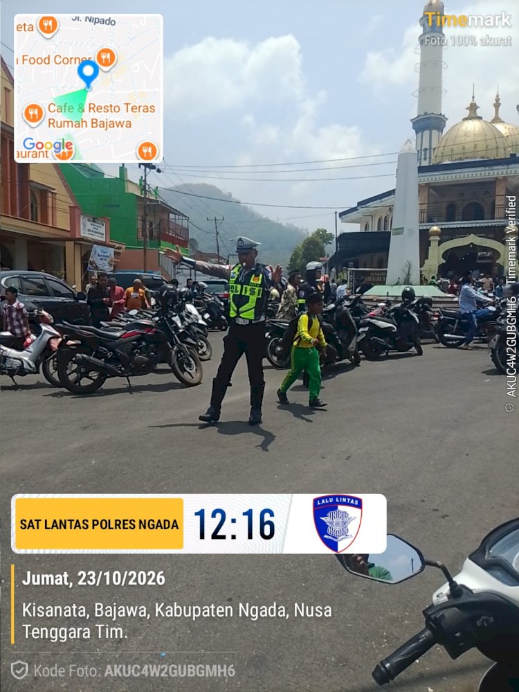 SATLANTAS POLRES NGADA AMANKAN IBADAH SALAT JUMAT, REKAYASA LALU LINTAS WUJUDKAN RUANG PUBLIK AMAN