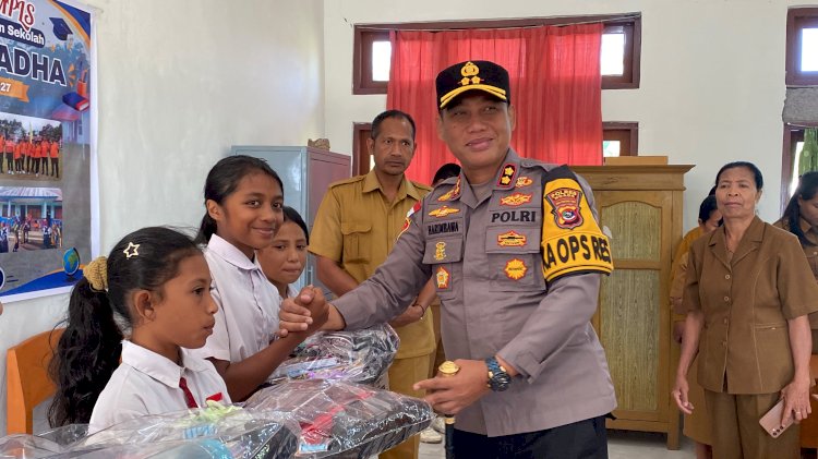 POLISI PEDULI PENDIDIKAN, KAPOLRES NGADA SALURKAN BANTUAN PERLENGKAPAN SEKOLAH KEPADA SISWA UPTD SDN RADHA