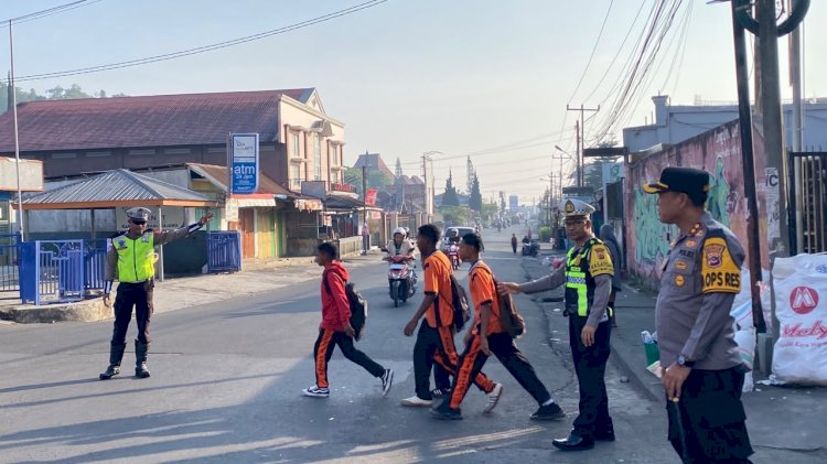 POLISI BERSAMA MASYARAKAT, KAPOLRES NGADA TURUN LANGSUNG ATUR LALU LINTAS PAGI DI SIMPANG LIMA BAJAWA