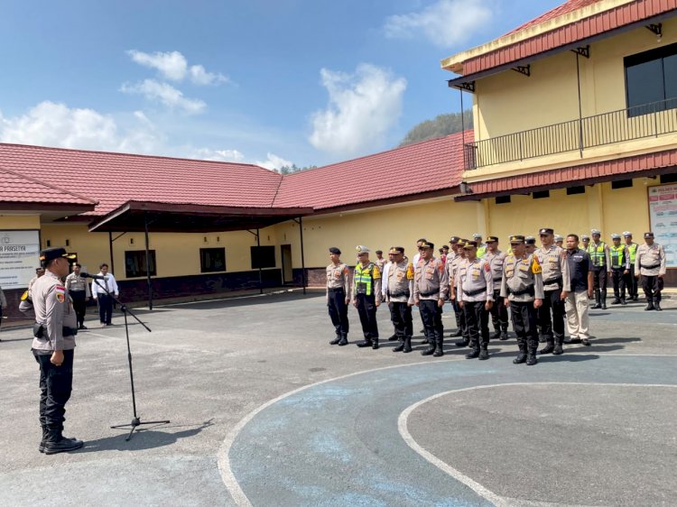 APRESIASI DEDIKASI PERSONEL, KAPOLRES NGADA BERIKAN PENGHARGAAN KEPADA 25 ANGGOTA POLRI