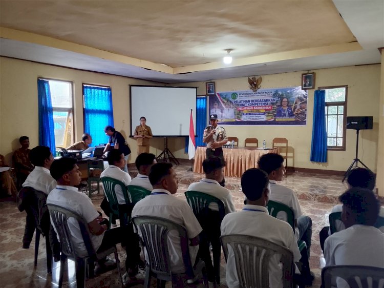 Polisi Peduli Pengangguran, Satbinmas Polres Ngada Berikan Pembinaan Kamtibmas kepada Peserta Pelatihan Barberman