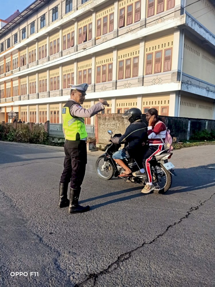 SATLANTAS POLRES NGADA HADIR DI PAGI HARI, PASTIKAN LALU LINTAS KOTA BAJAWA AMAN DAN LANCAR